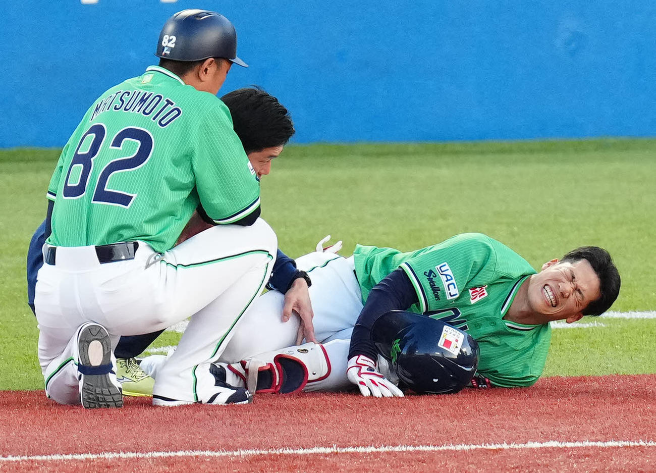 ヤクルト対巨人　1回裏ヤクルト無死、内野安打とするも負傷し厳しい表情の塩見（右）（2024年5月11日撮影）