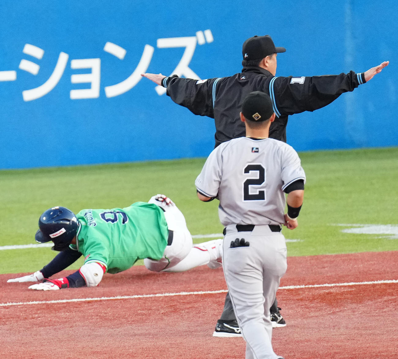 ヤクルト対巨人　1回裏ヤクルト無死、内野安打とするも負傷した塩見（2024年5月11日撮影）