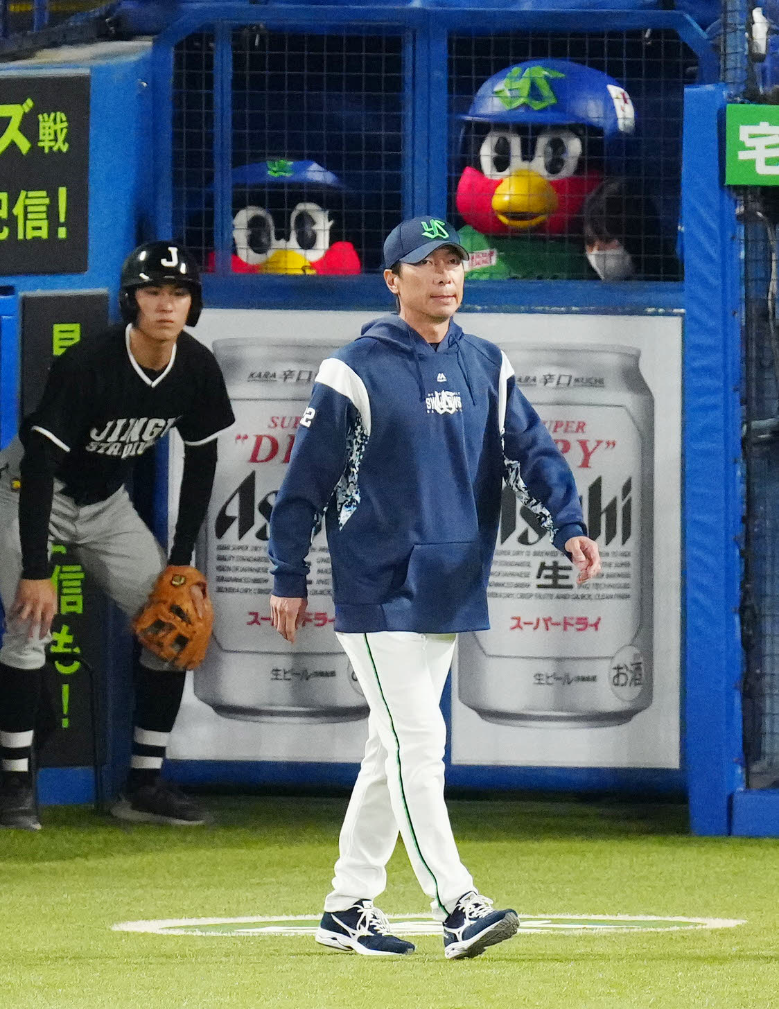 ヤクルト対巨人　7回表途中、選手交代を告げに向かうヤクルト高津監督（撮影・江口和貴）