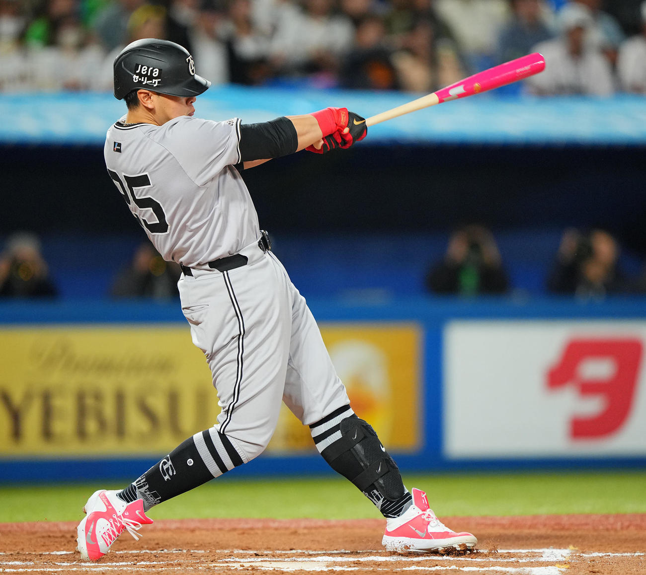 ヤクルト対巨人　6回表巨人2死、先制の左越えソロ本塁打を放つ岡本（撮影・垰建太）
