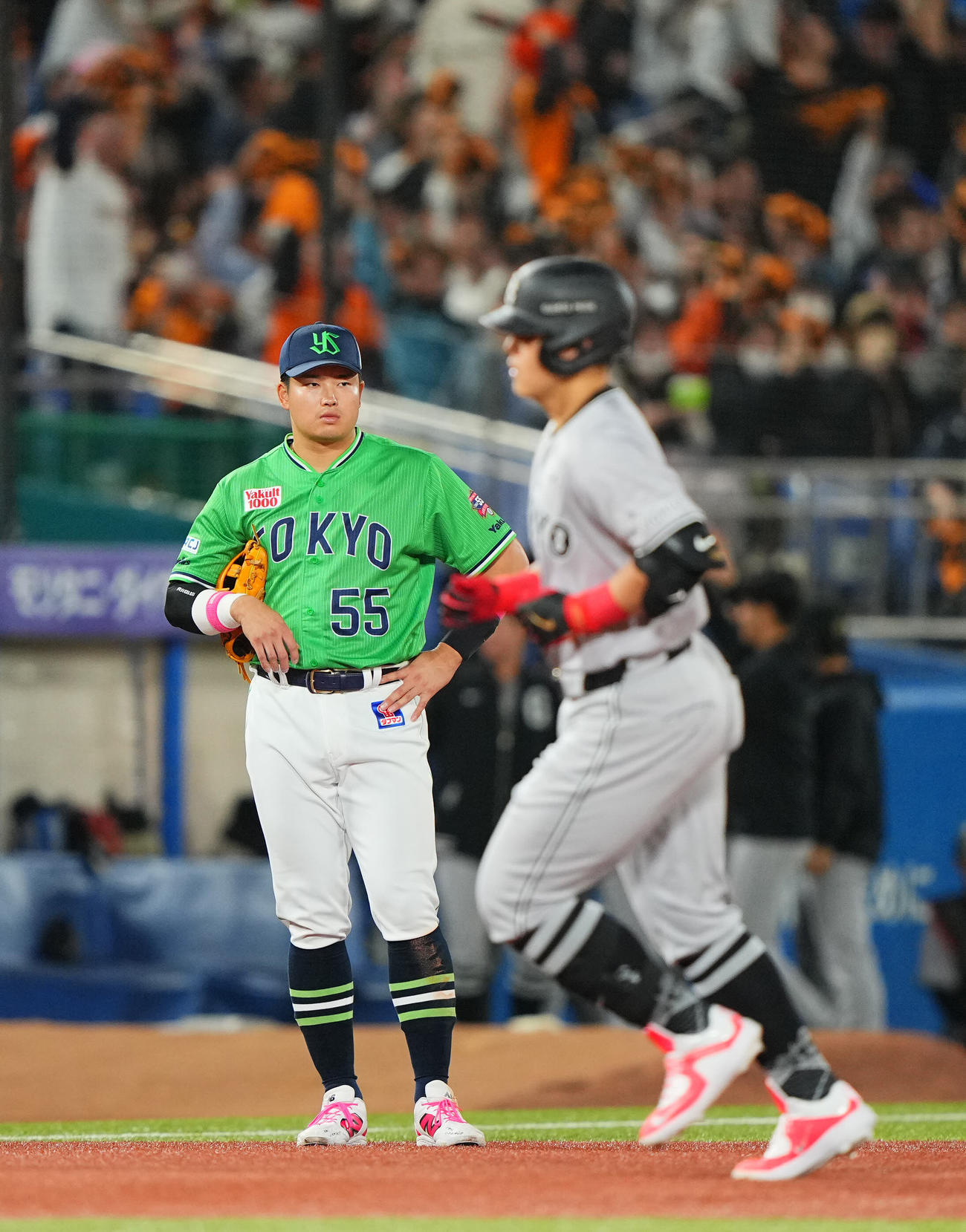ヤクルト対巨人　6回表巨人2死、先制の本塁打を放った岡本（手前）を横目にさえない表情の村上（撮影・垰建太）
