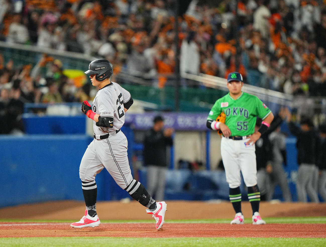 ヤクルト対巨人　6回表巨人2死、先制のソロ本塁打を放ち村上（右）を横目にゆっくりとダイヤモンドを回る岡本（撮影・垰建太）