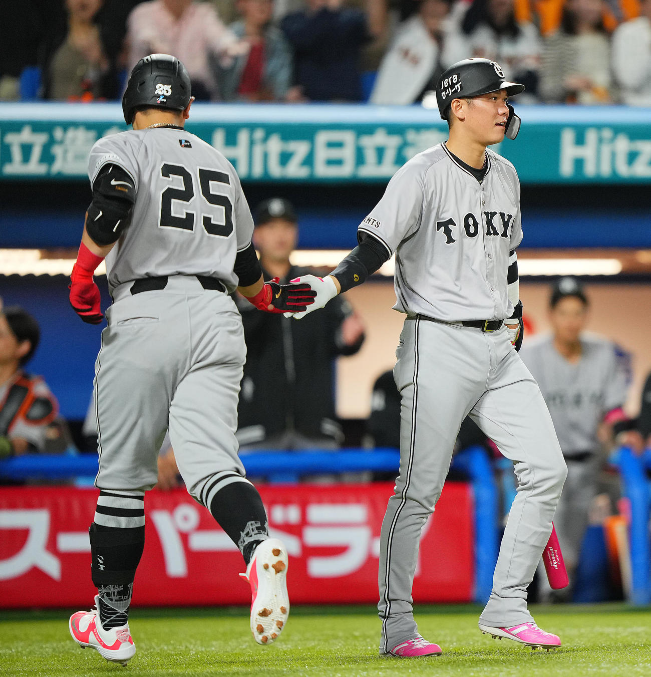 ヤクルト対巨人　6回表巨人2死、先制のソロ本塁打を放った岡本（左）とタッチを交わす坂本（撮影・垰建太）