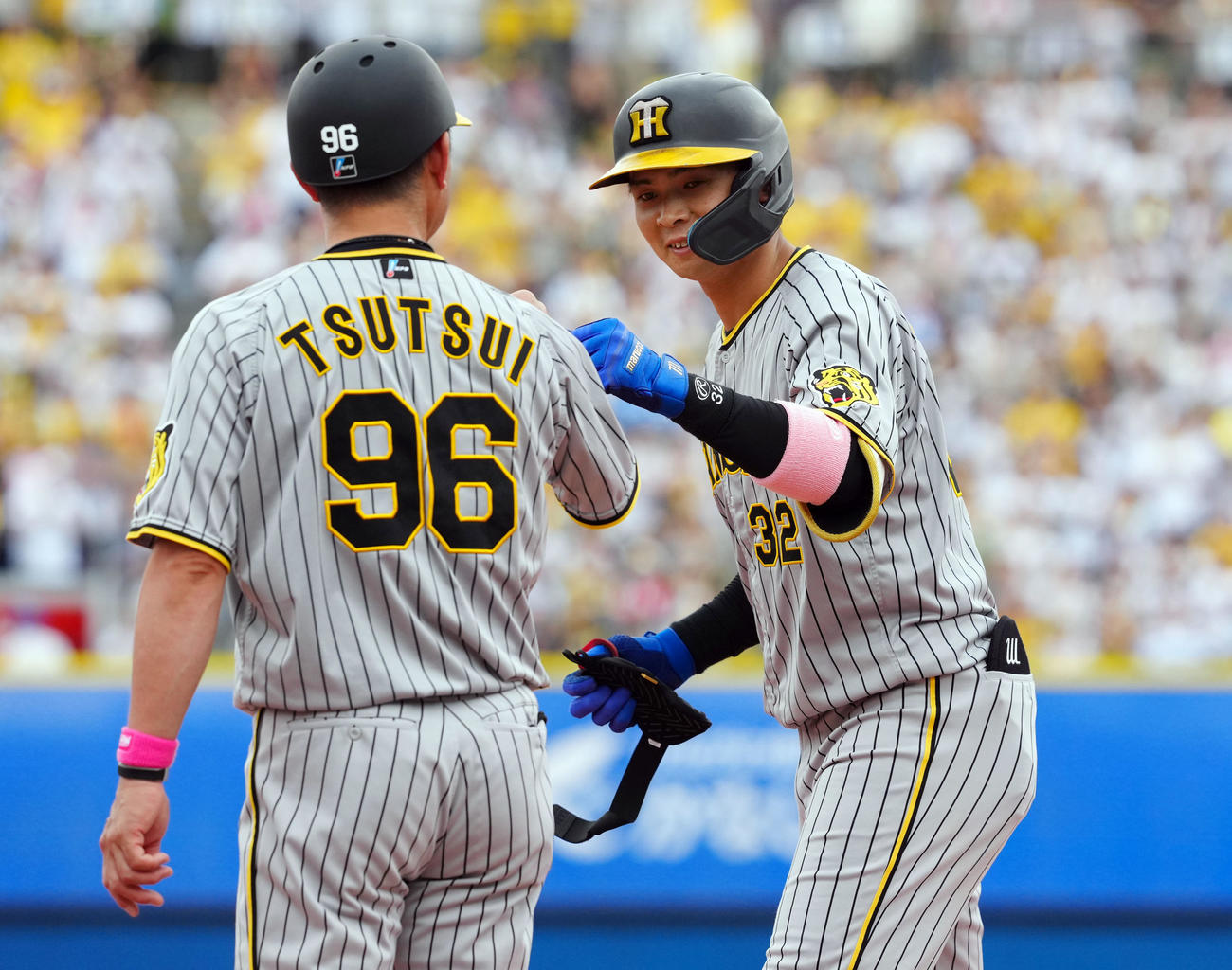 DeNA対阪神　3回表阪神2死一塁、中前打を放ち笑顔を見せる井上（撮影・たえ見朱実）