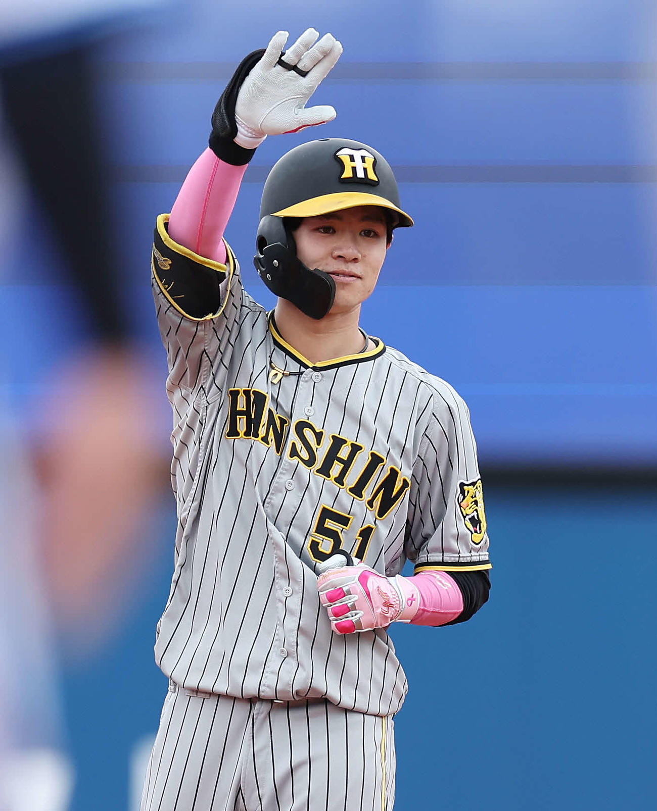 DeNA対阪神　3回表阪神2死一、二塁、右翼線へ先制適時二塁打を放ち、ベンチに向かってポーズをとる中野（撮影・前田充）