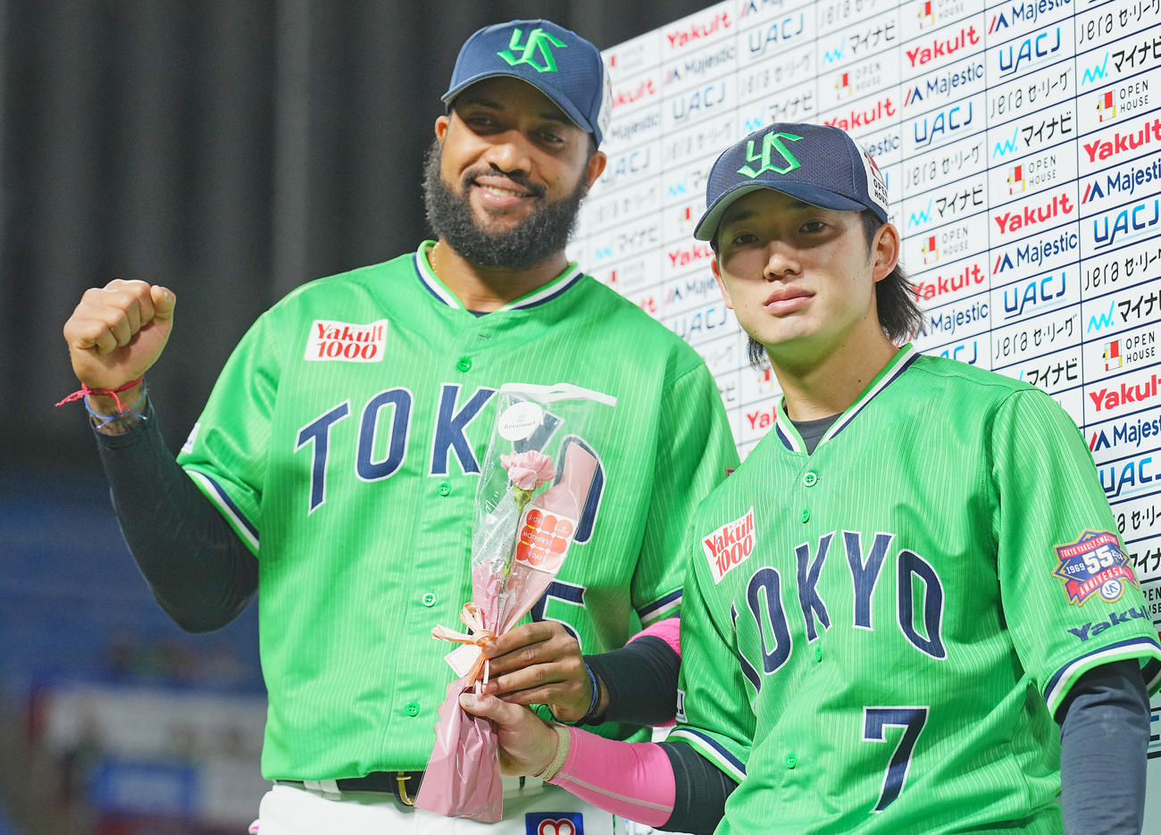 ヤクルト対巨人　お立ち台でカーネーションを手に写真に納まるヤクルト長岡（右）とサンタナ（撮影・垰建太）