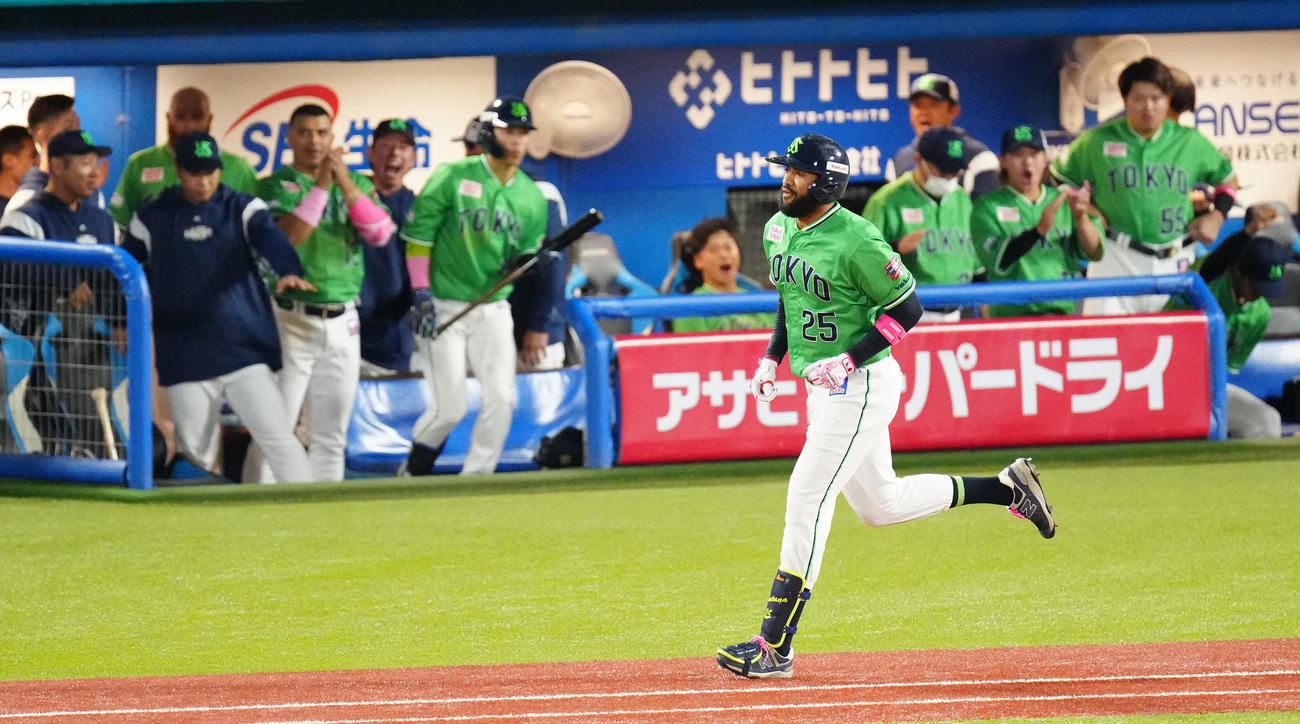 ヤクルト対巨人　6回裏ヤクルト無死、ソロ本塁打を放つサンタナ（撮影・江口和貴）