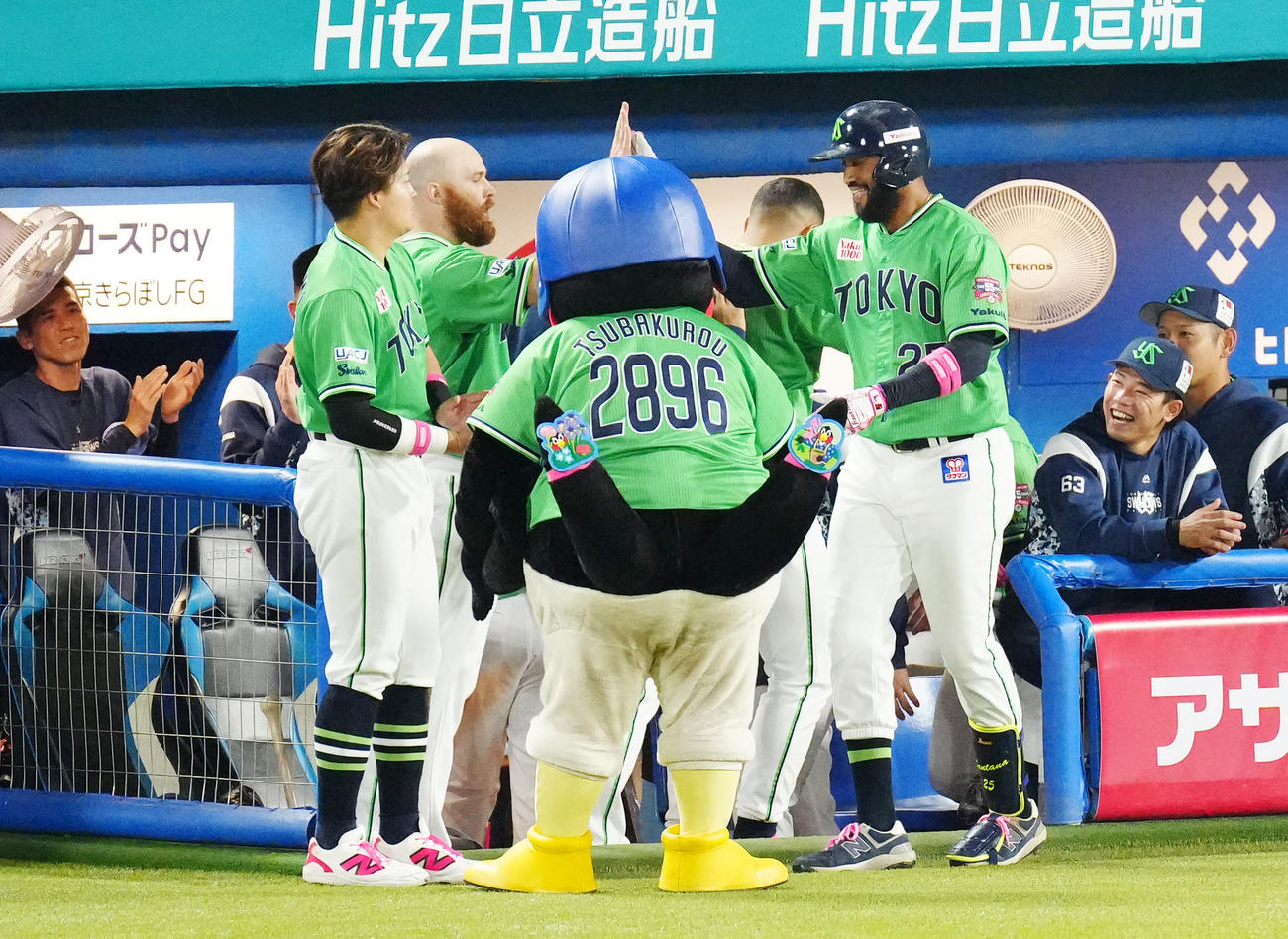 ヤクルト対巨人　6回裏ヤクルト無死、ソロ本塁打を放ちサイスニード（左から3人目）とタッチを交わすサンタナ（撮影・江口和貴）
