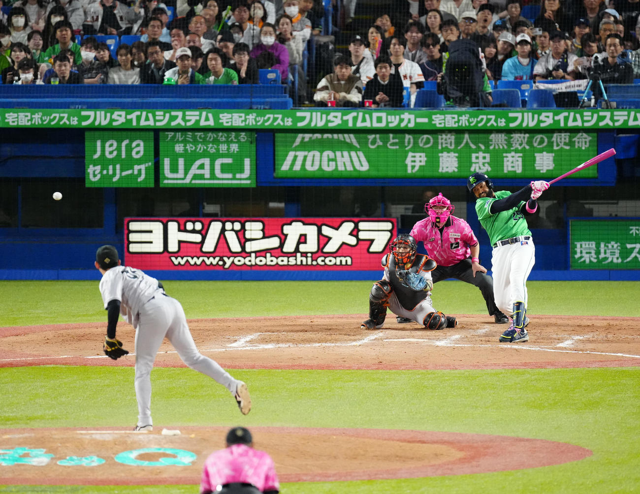 ヤクルト対巨人　7回裏ヤクルト2死一、三塁、右前適時打を放つサンタナ。投手平内（撮影・江口和貴）