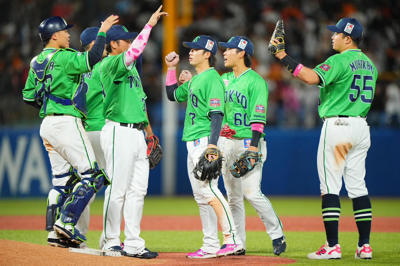 ヤクルト対巨人　巨人に勝利しタッチを交わす長岡（中央）らヤクルトナイン（撮影・垰建太）