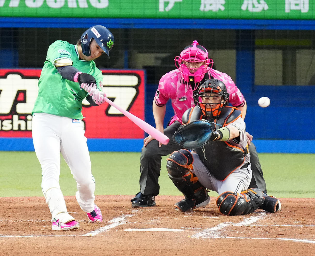 ヤクルト対巨人　1回裏ヤクルト1死、二塁打を放つ長岡（撮影・江口和貴）