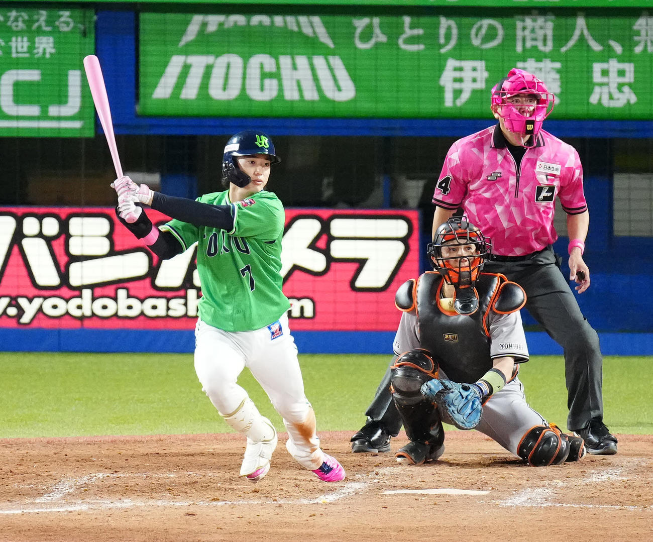 ヤクルト対巨人　5回裏ヤクルト無死、左前打を放つ長岡（撮影・江口和貴）