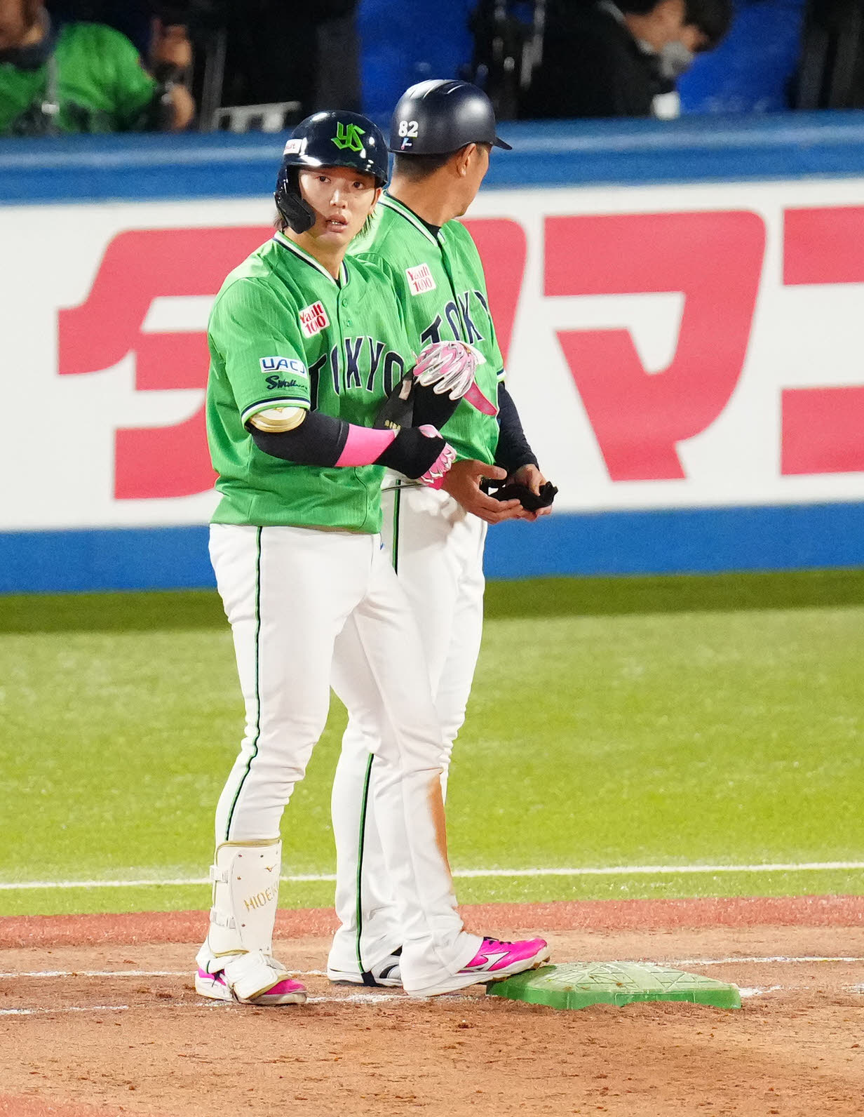 ヤクルト対巨人　5回裏ヤクルト無死、左前打を放った長岡（左）（撮影・江口和貴）