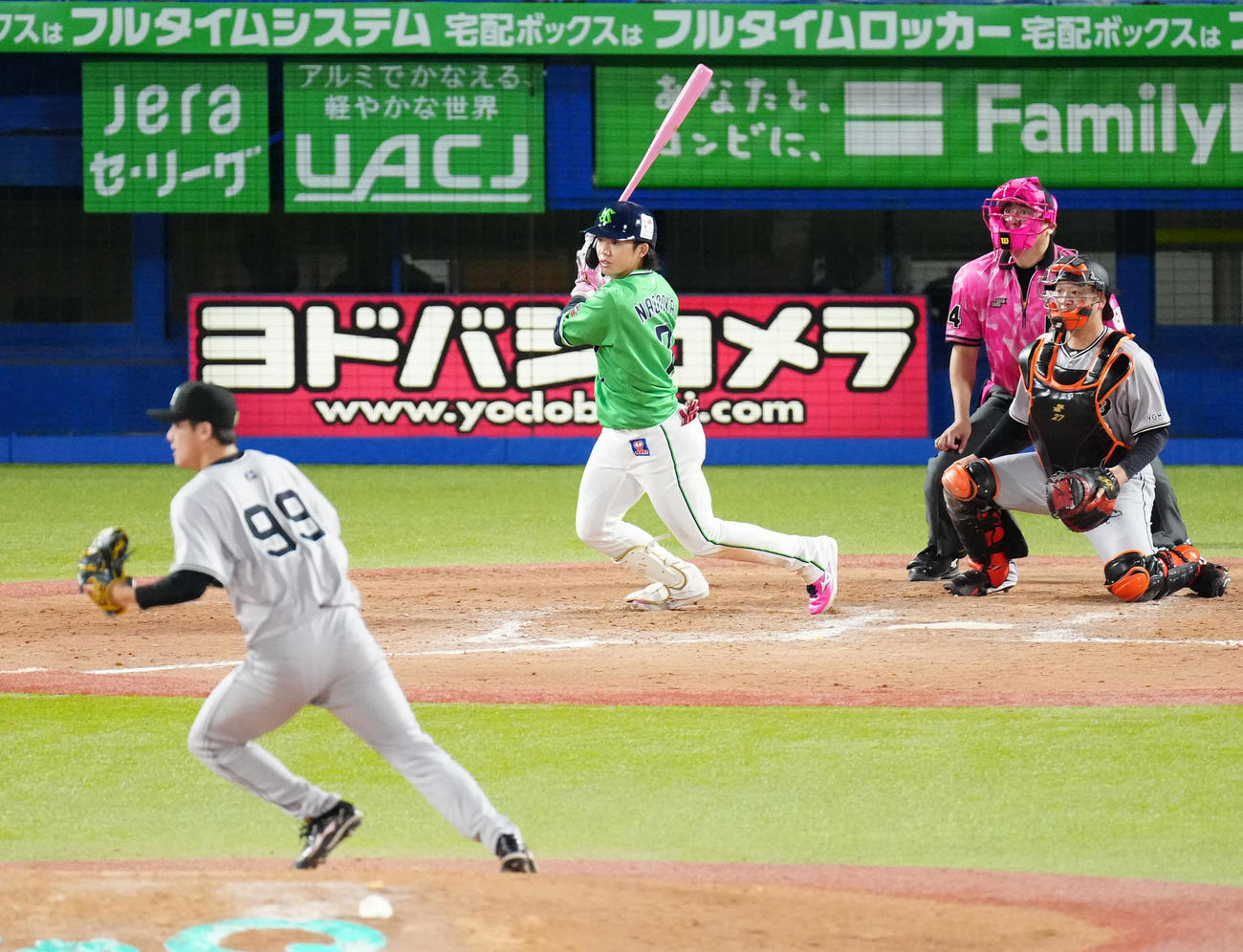 ヤクルト対巨人　8回裏ヤクルト2死一、二塁、右前適時打を放つ長岡。投手京本（撮影・江口和貴）
