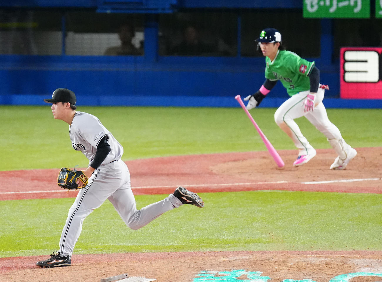 ヤクルト対巨人　8回裏ヤクルト2死一、二塁、長岡（右）に適時打を浴びる京本（撮影・江口和貴）