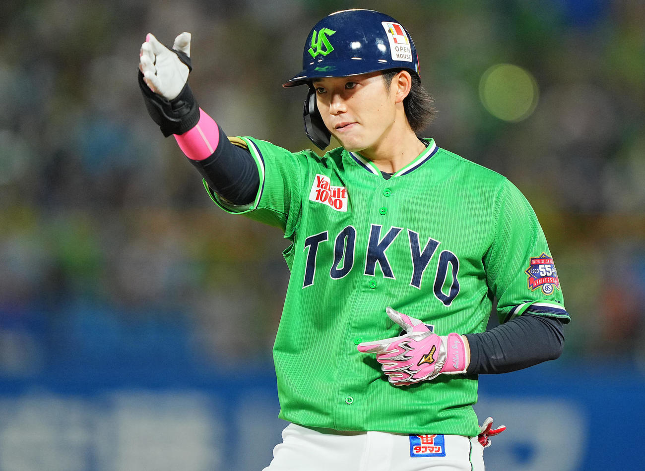 ヤクルト対巨人　8回裏ヤクルト2死一、二塁、右前適時打を放ちポーズを決める長岡（撮影・垰建太）