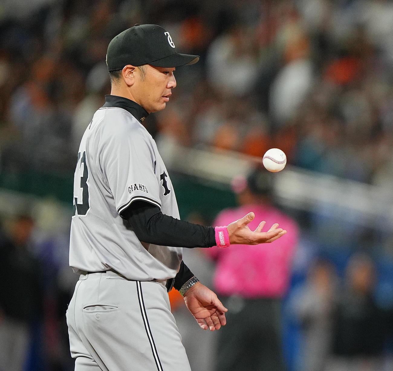 ヤクルト対巨人　7回裏ヤクルト2死一、三塁、投手交代を告げる阿部監督（撮影・垰建太）