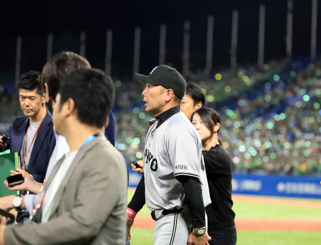 ヤクルト対巨人　連勝ストップで引き揚げる巨人阿部監督（中央）（撮影・浅見桂子）