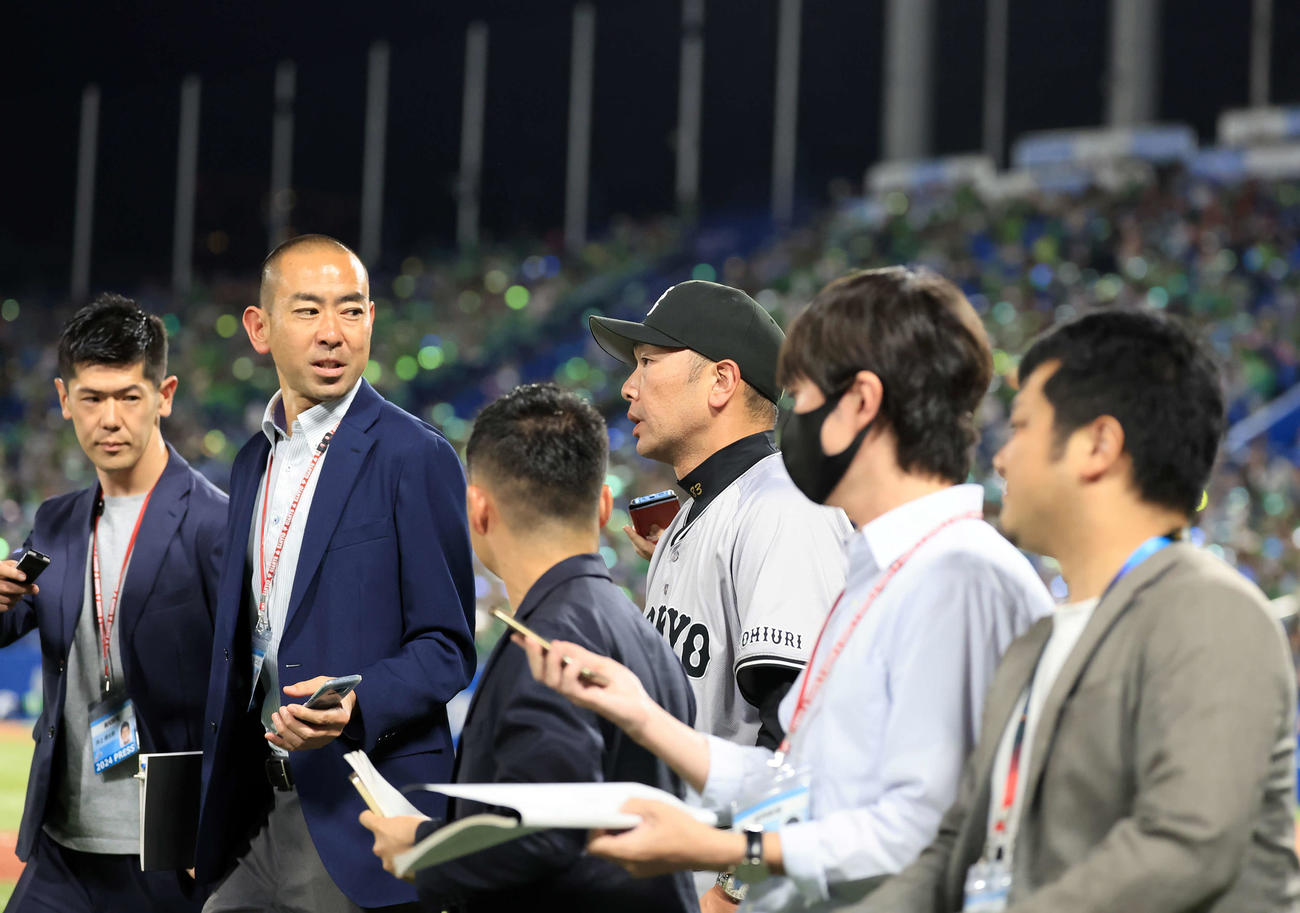 ヤクルト対巨人　連勝ストップで引き揚げる巨人阿部監督（中央）（撮影・浅見桂子）