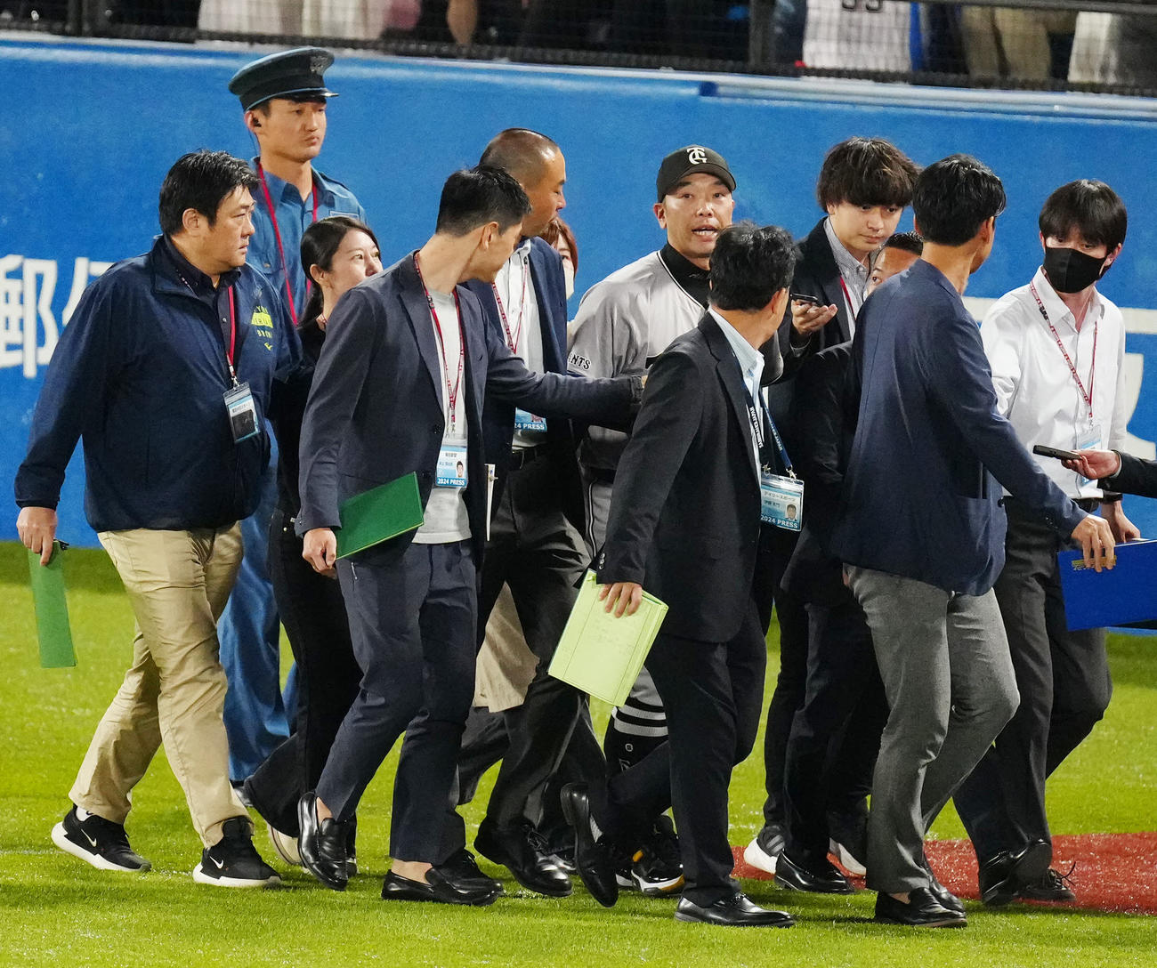 ヤクルト対巨人　試合後、記者に囲まれながら引き揚げる巨人阿部監督（中央）（撮影・江口和貴）