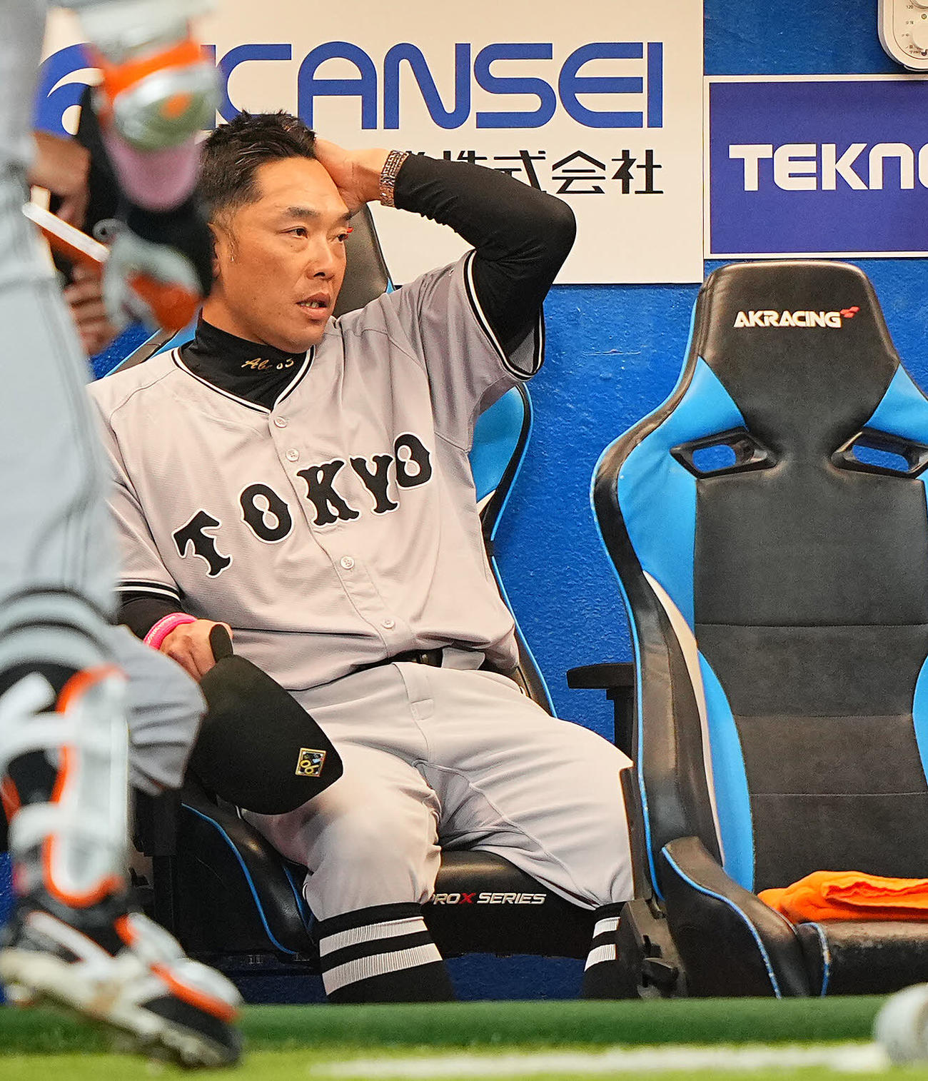 ヤクルト対巨人　ベンチで渋い表情の巨人阿部監督（撮影・垰建太）