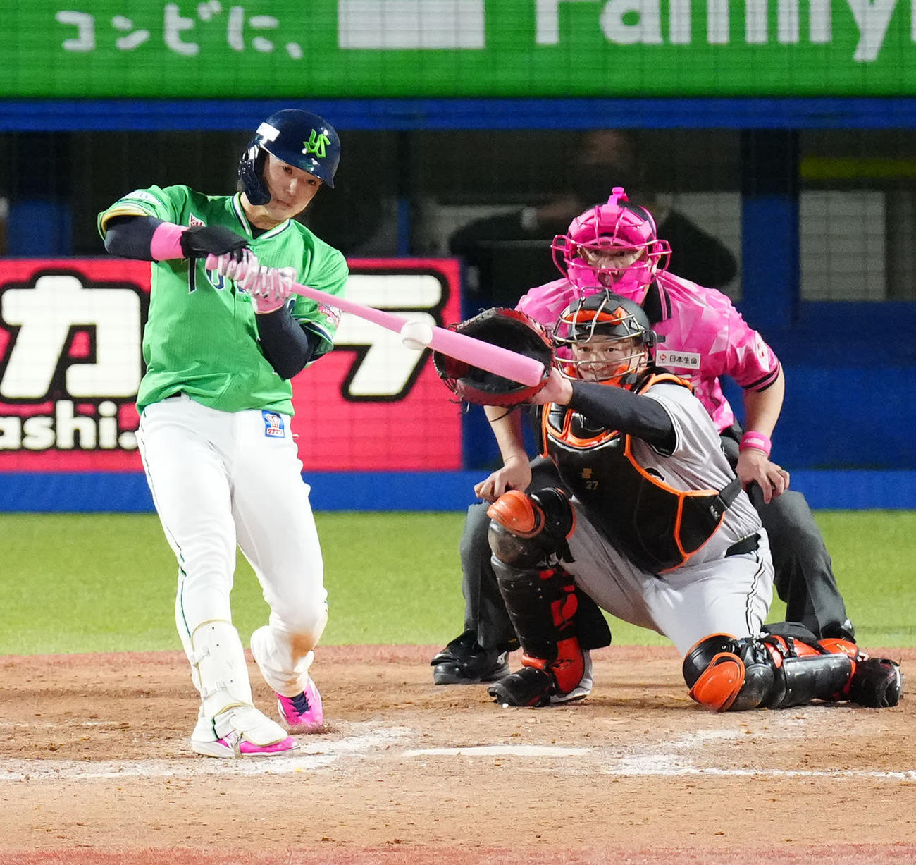 ヤクルト対巨人　8回裏ヤクルト2死一、二塁、右前適時打を放つ長岡（撮影・江口和貴）