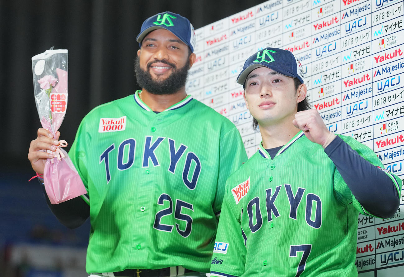 ヤクルト対巨人　お立ち台でカーネーションを手に写真に納まるヤクルト長岡（右）とサンタナ（撮影・垰建太）