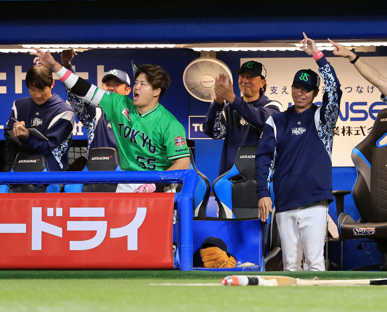 ヤクルト対巨人　8回裏ヤクルト2死一、二塁、長岡が右適時打を放ち、指を突き上げ喜ぶ高津監督（右）と雄たけびを上げる村上（撮影・浅見桂子）