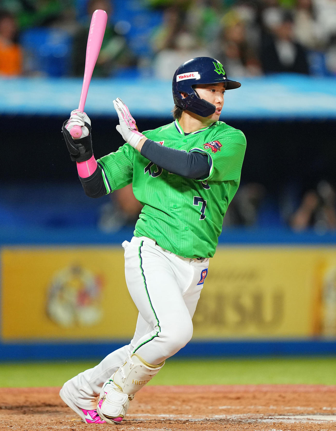 ヤクルト対巨人　8回裏ヤクルト2死一、二塁、右前適時打を放つ長岡（撮影・垰建太）