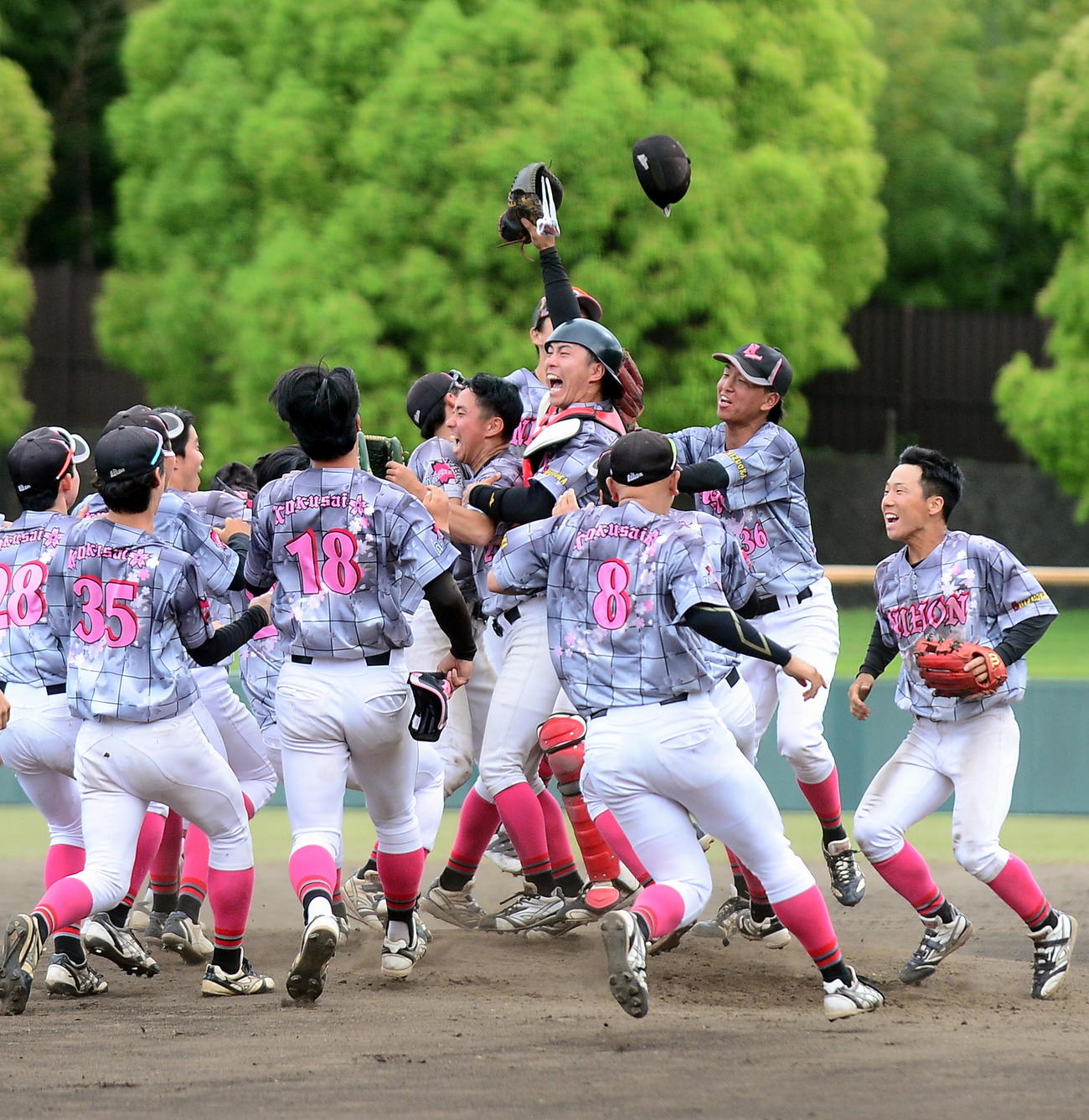2季連続の優勝を決め、喜びを爆発させる日大国際関係ナイン