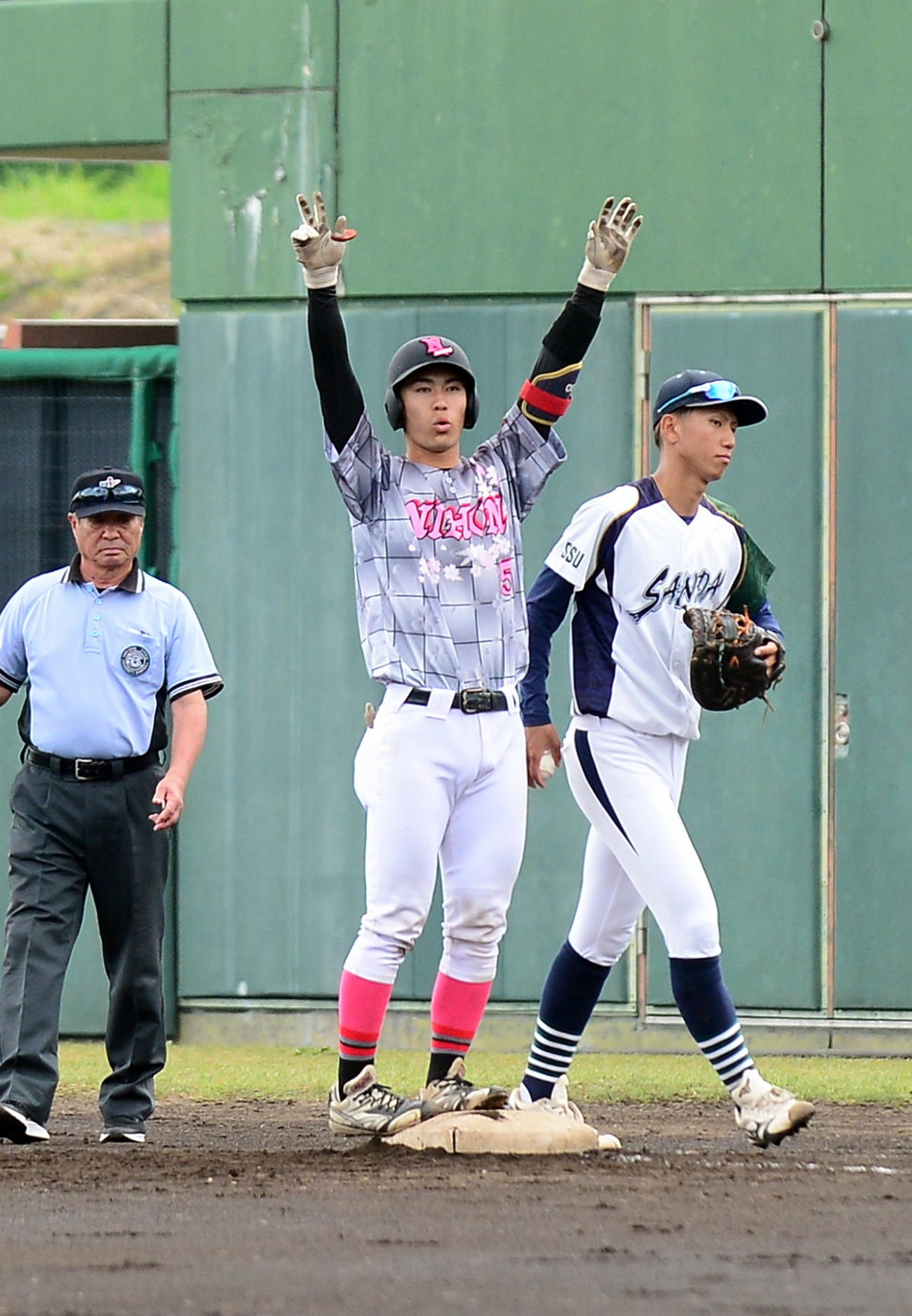 初回、先制の右前適時打を放ち両手を挙げる日大国際関係・青島