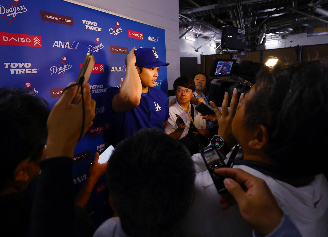 パドレス対ドジャース　試合前、囲み取材に応じるドジャース大谷（撮影・藤尾明華）