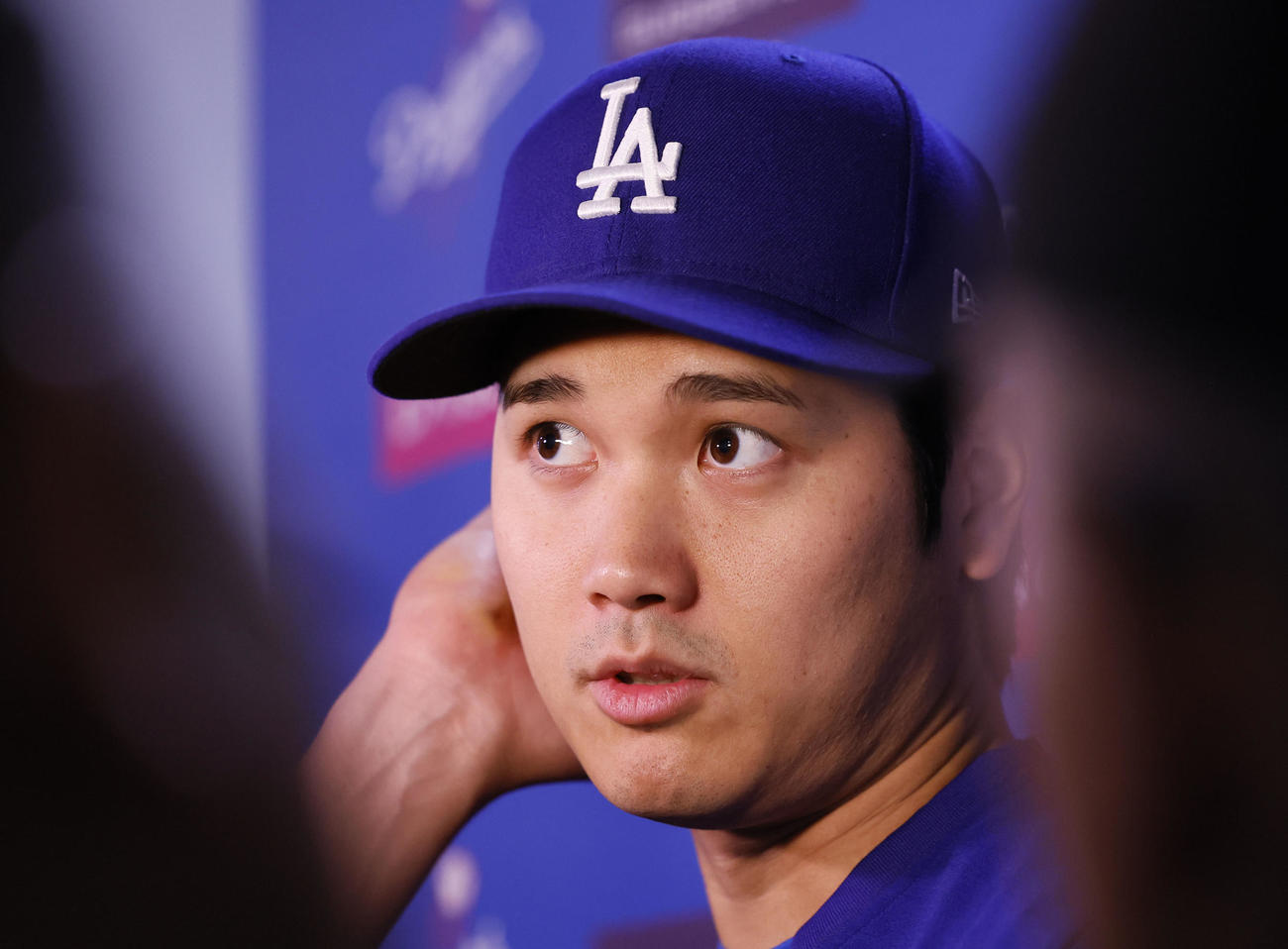 パドレス対ドジャース　試合前、囲み取材に応じるドジャース大谷（撮影・藤尾明華）