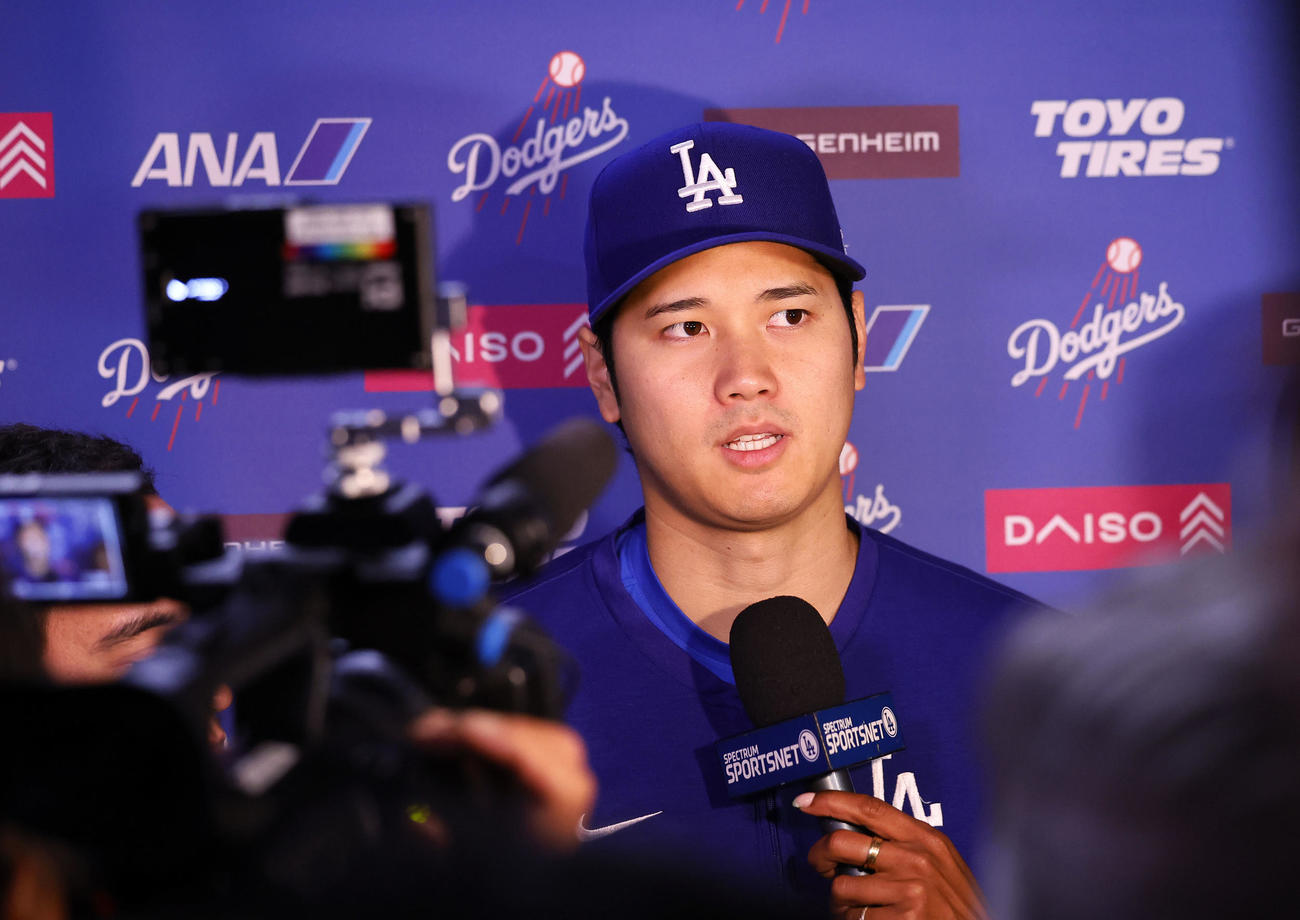 パドレス対ドジャース　試合前、囲み取材に応じるドジャース大谷（撮影・藤尾明華）