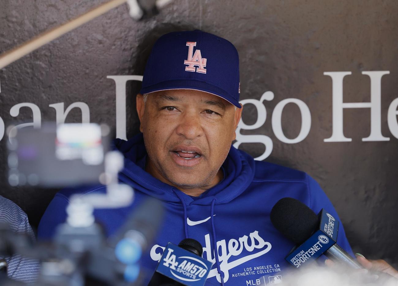 パドレス対ドジャース　試合前、記者の質問に応じるドジャースのロバーツ監督（撮影・藤尾明華）