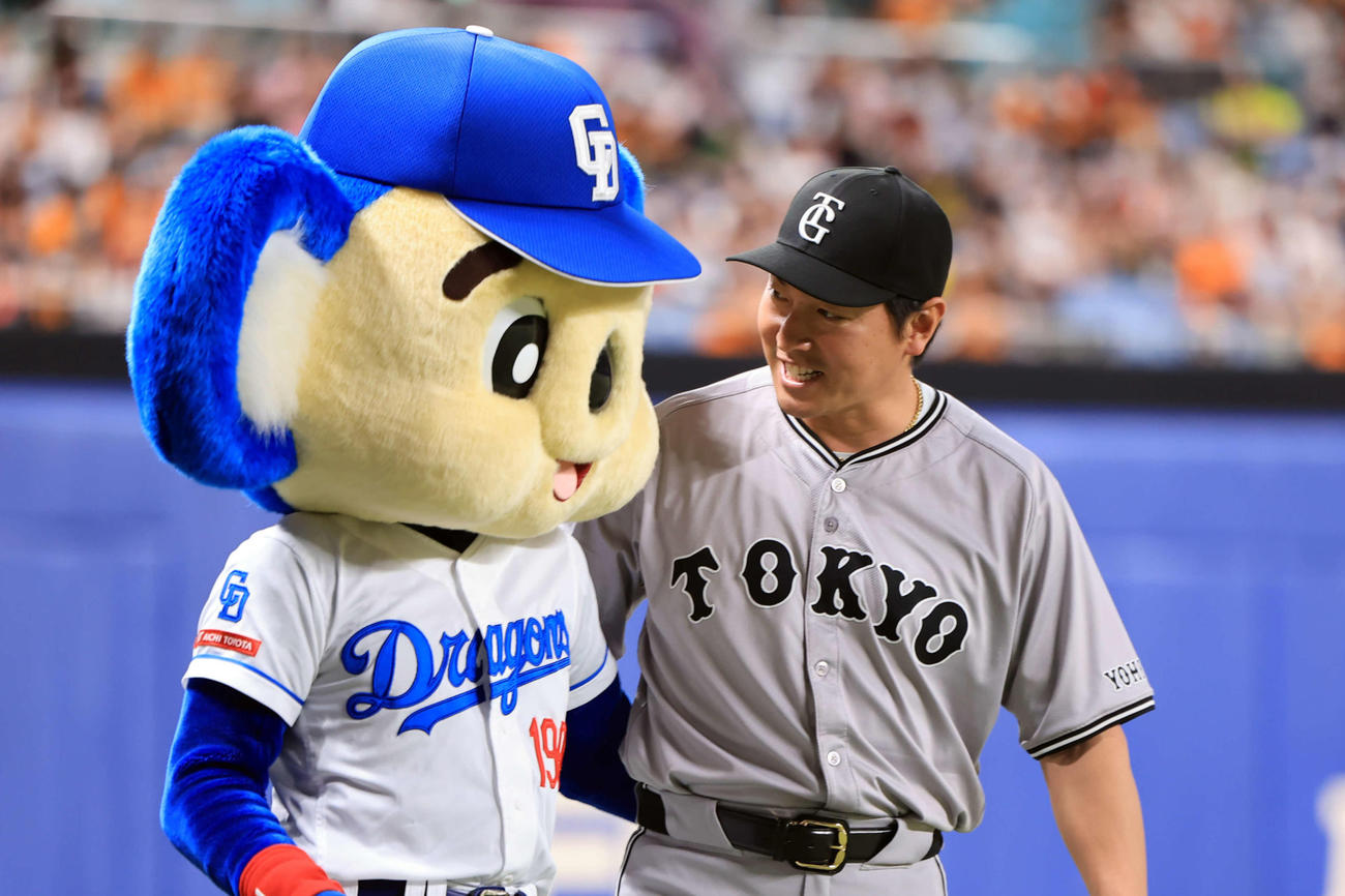 試合前、ドアラと仲良く話す巨人長野