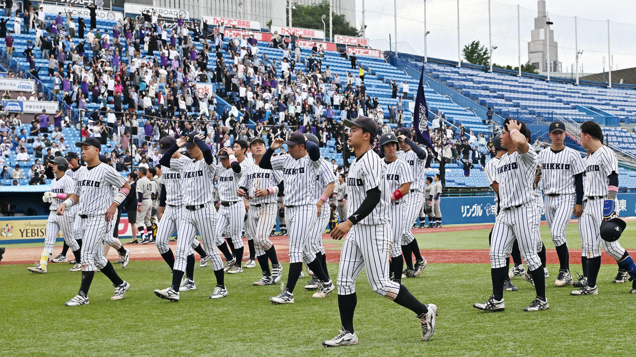 試合に敗れ引き揚げる立大の選手たち（撮影・滝沢徹郎）