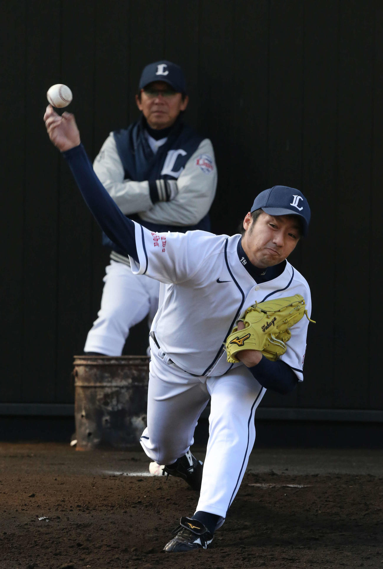 投球練習をするルーキー豊田。後方は清川コーチ（2014年2月4日撮影）