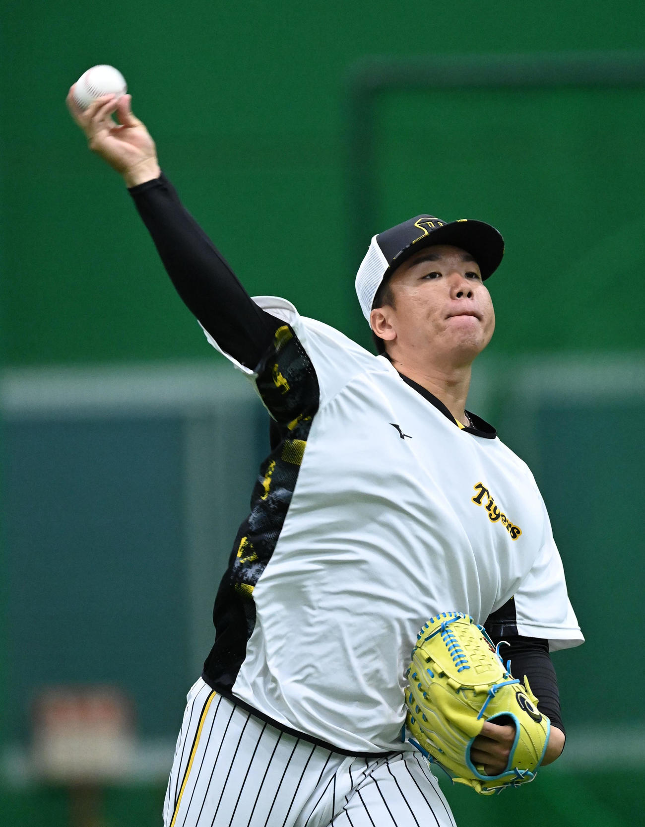 キャッチボールを行う村上（撮影・前岡正明）