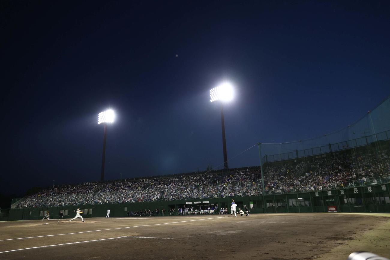2023年5月16日、中日対阪神　豊橋市民球場で投球をする村上