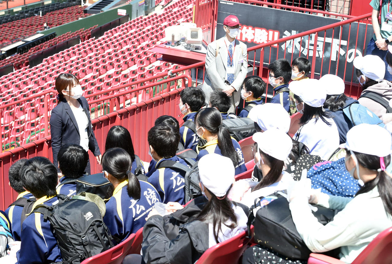 21年5月、「楽天イーグルス　弟子入り体験・職場体験」関係者の指示を聞く参加者