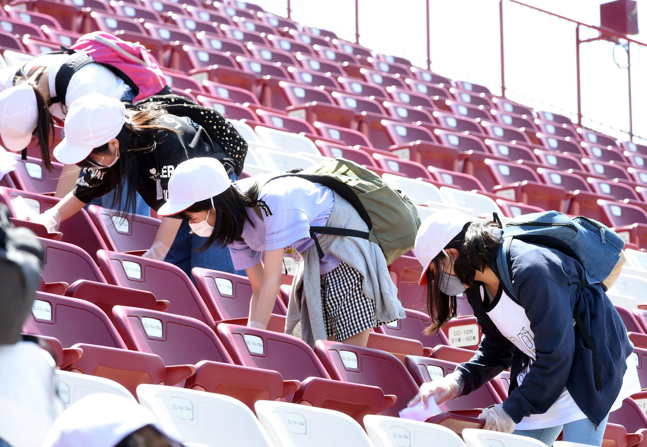 21年5月、「楽天イーグルス　弟子入り体験・職場体験」球場内清掃を行う参加者