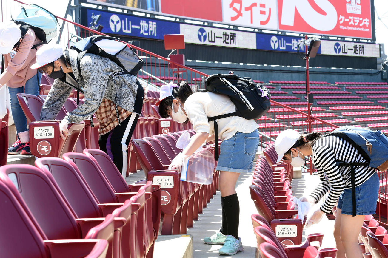 21年5月、「楽天イーグルス　弟子入り体験・職場体験」球場内清掃を行う参加者