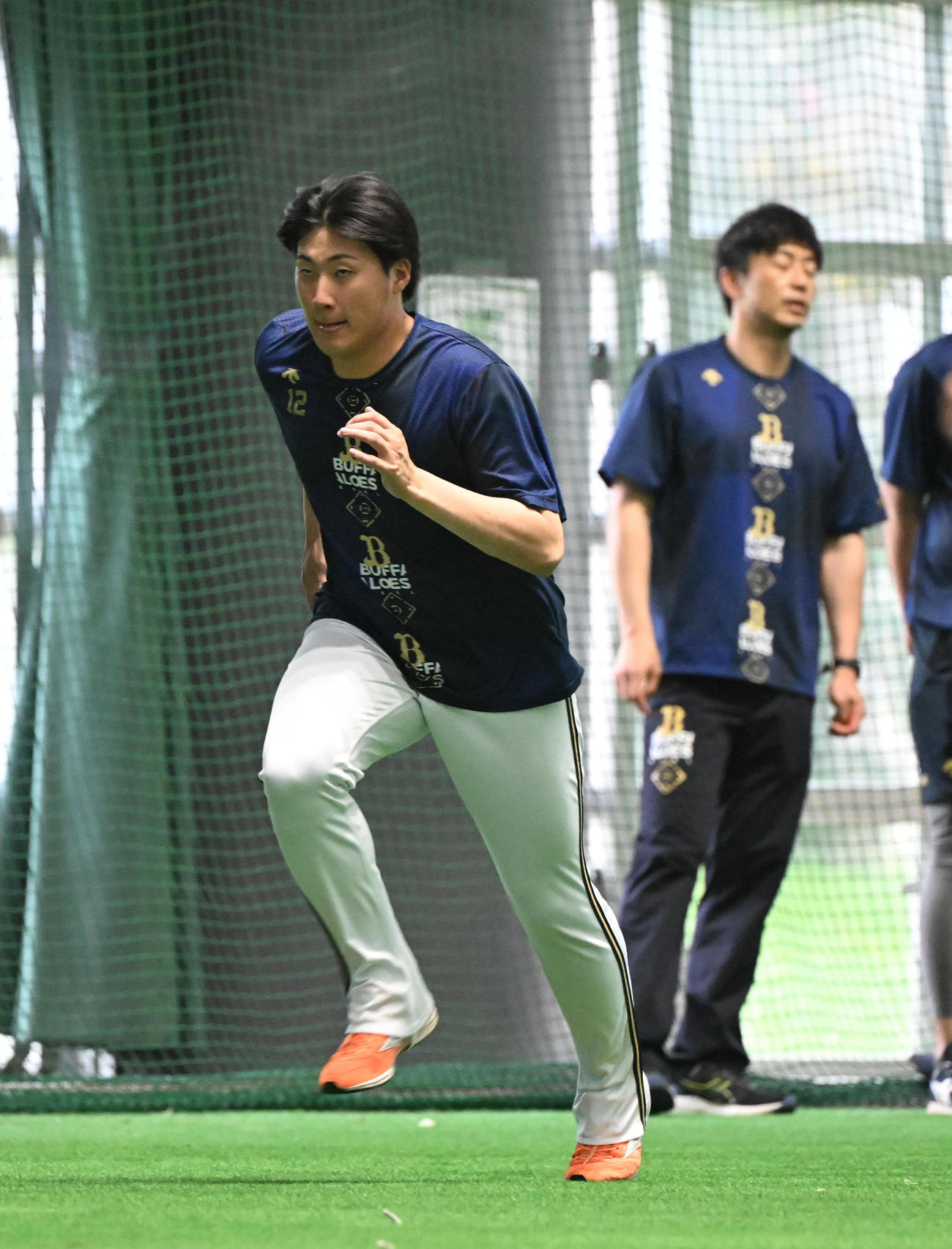 室内で走り込むオリックス東（撮影・和賀正仁）