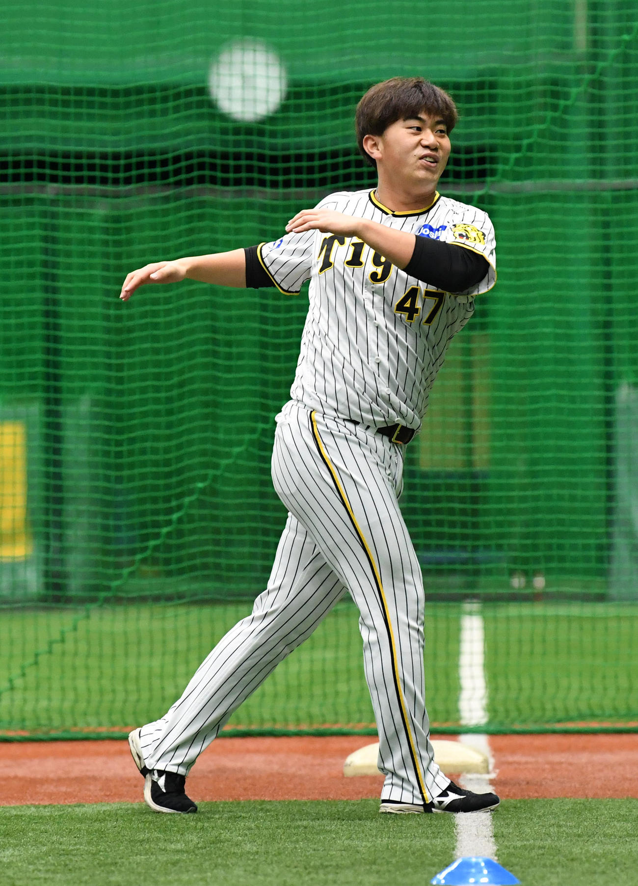 笑顔で練習する桐敷（撮影・前岡正明）