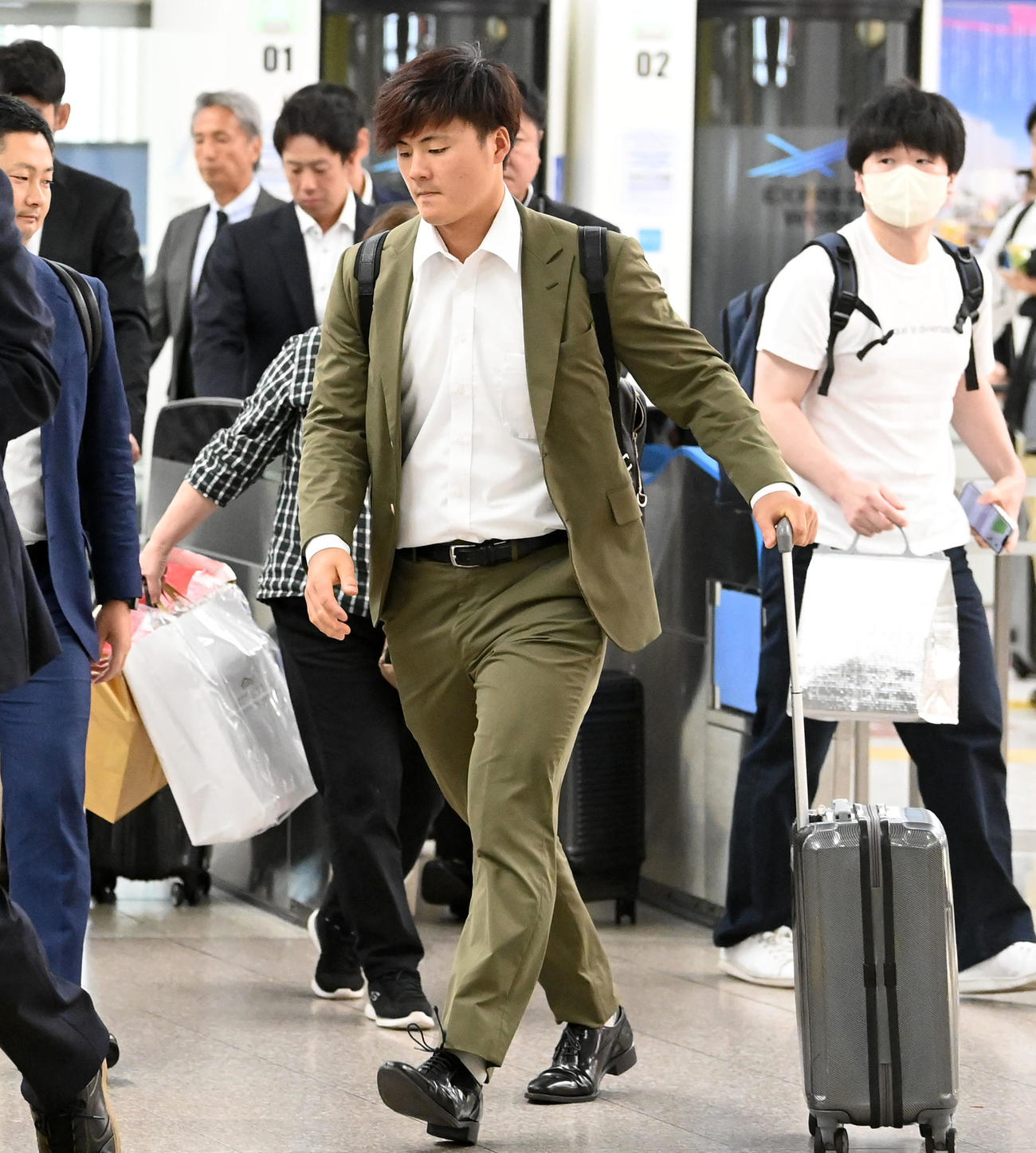 中日戦のため豊橋駅に到着した前川（撮影・前岡正明）