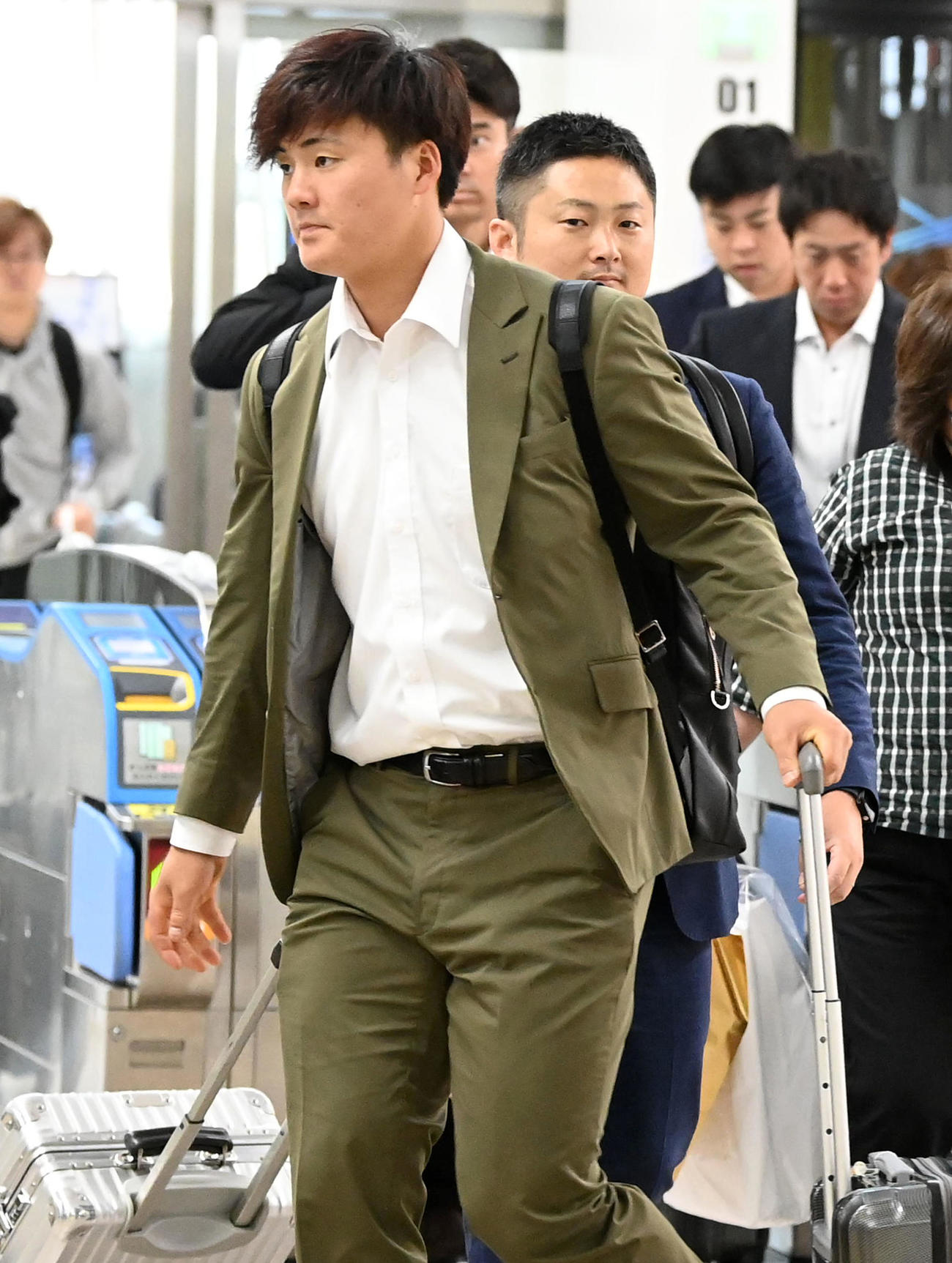 中日戦のため豊橋駅に到着した前川（撮影・前岡正明）