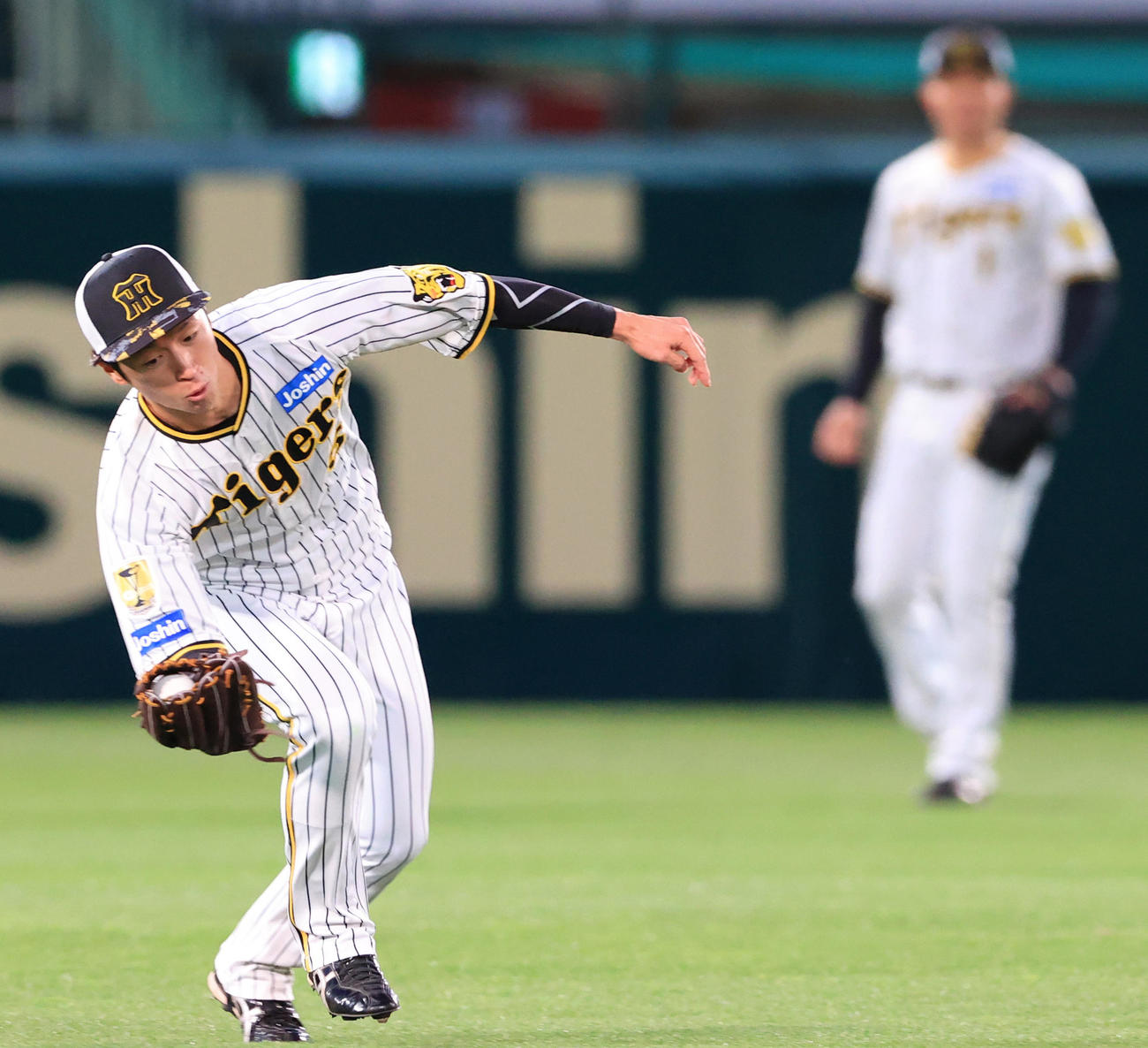 4月1日、フライを処理する阪神近本