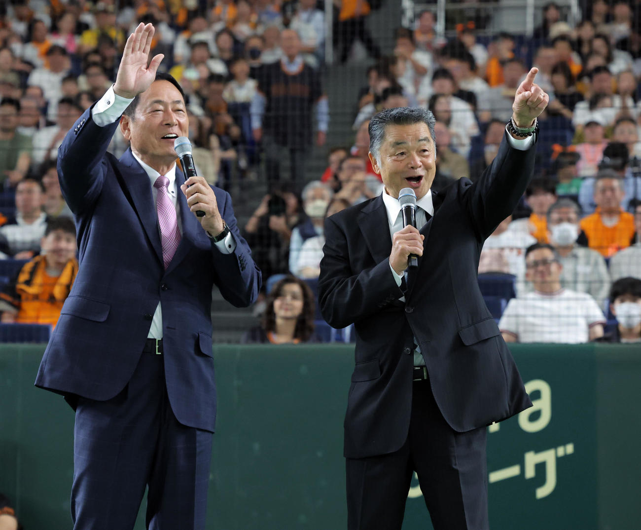 OB戦の告知をする中畑清巨人OB会長（左）と川藤幸三阪神OB会長（2024年5月5日撮影）