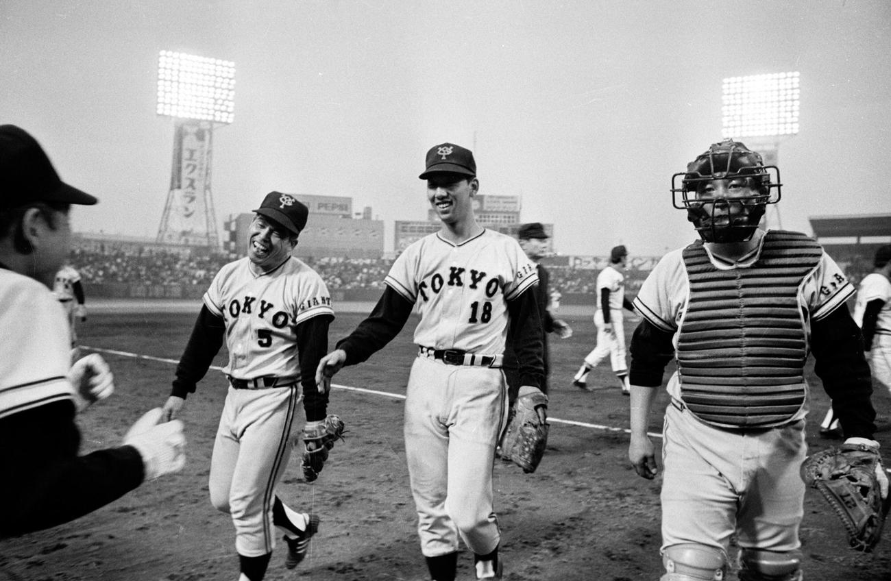 1972年10月26日　日本シリーズ第4戦　阪急対巨人　最後を締め、笑顔でベンチに戻る巨人堀内恒夫（中央）、黒江透修（左）、森昌彦（後に改名して森祇晶＝右）